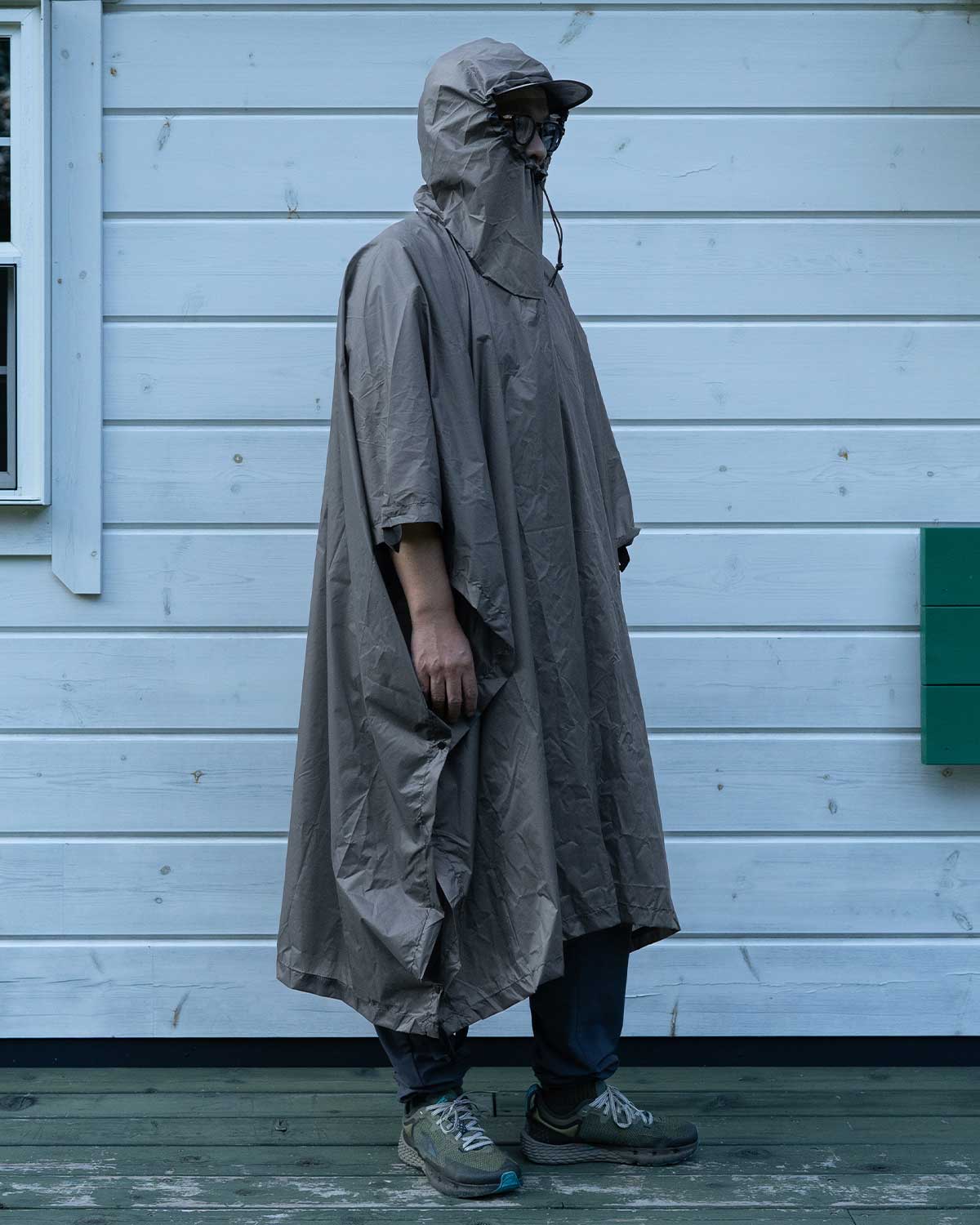 Equinox Ultralite Poncho Shelter｜ポンチョ使用イメージ（横から）