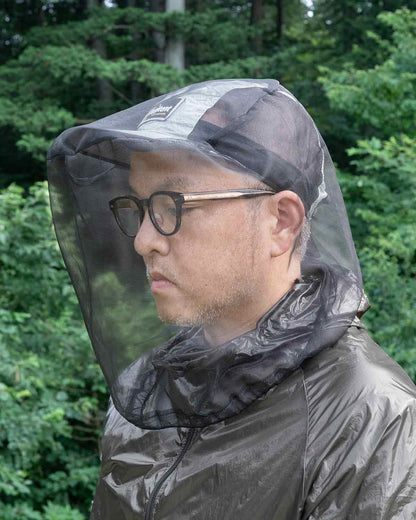 Gear Swifts Head Bug Net / Stuff Sack｜帽子の上から着用したイメージ