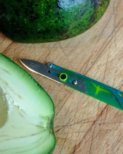 Gear Swifts Scalpel Knife No.36 Tick Remover｜調理での使用イメージ（Avocado）