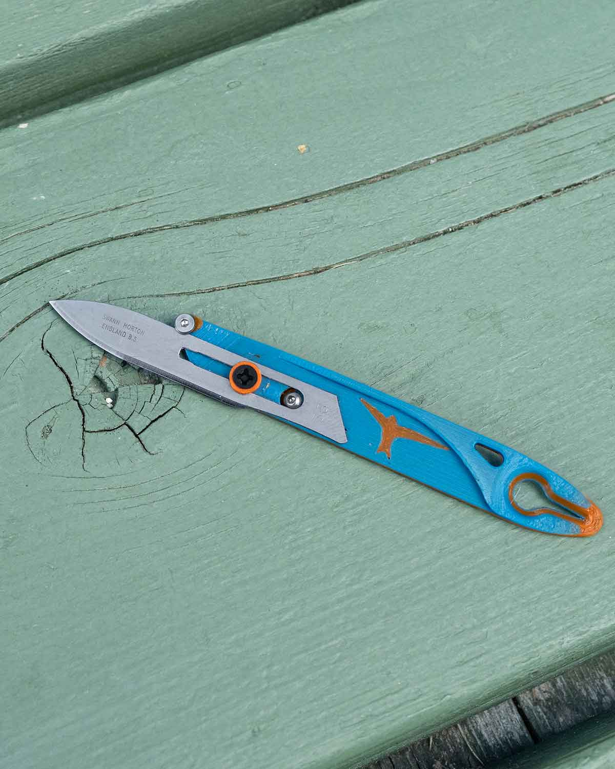 Gear Swifts Scalpel Knife No.36 Tick Remover｜製品画像（Blue / Orange）