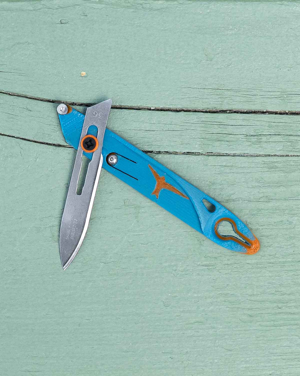 Gear Swifts Scalpel Knife No.36 Tick Remover｜ロックシステムのディテール（Blue / Orange）