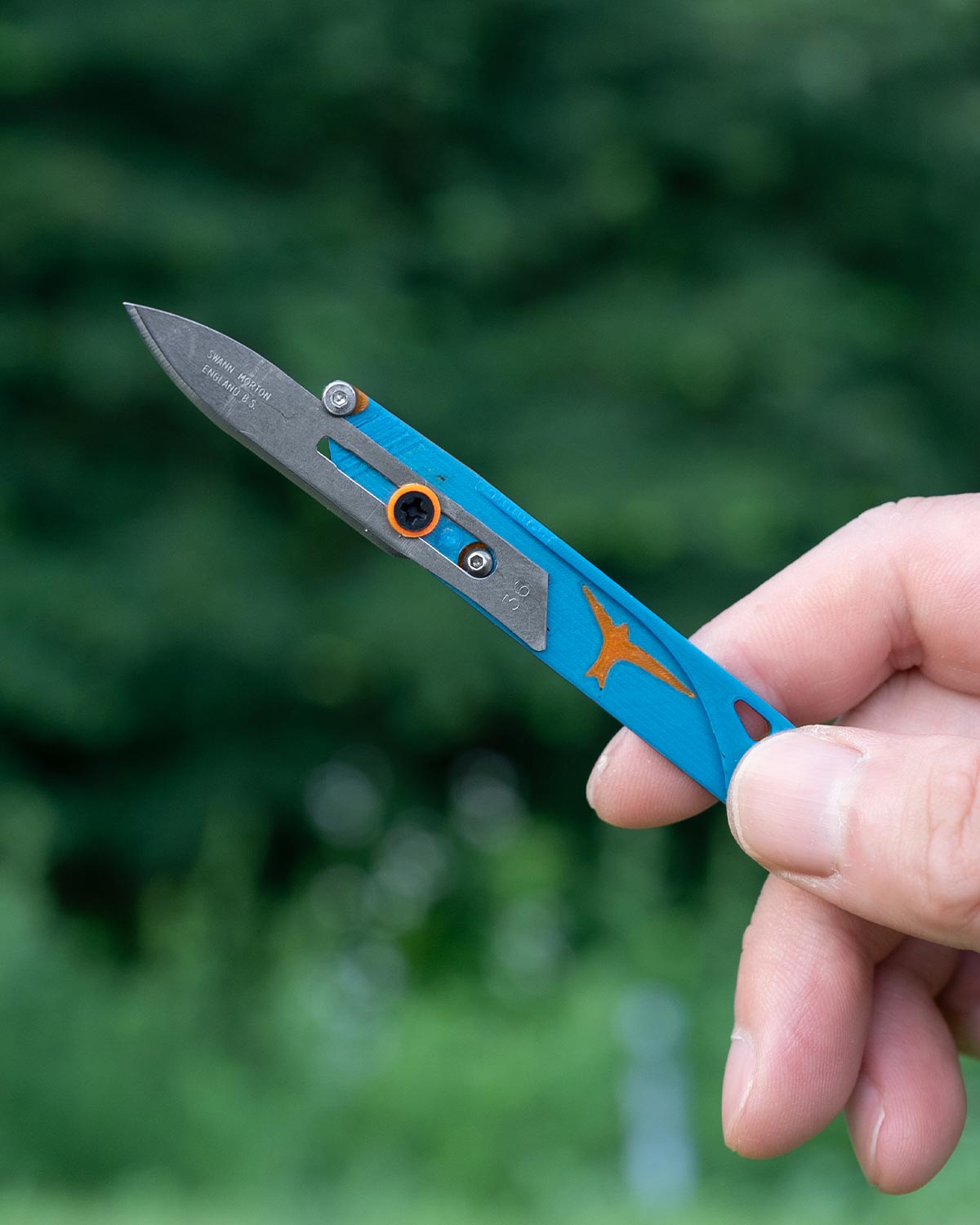 Gear Swifts Scalpel Knife No.36 Tick Remover｜使用イメージ（Blue / Orange）