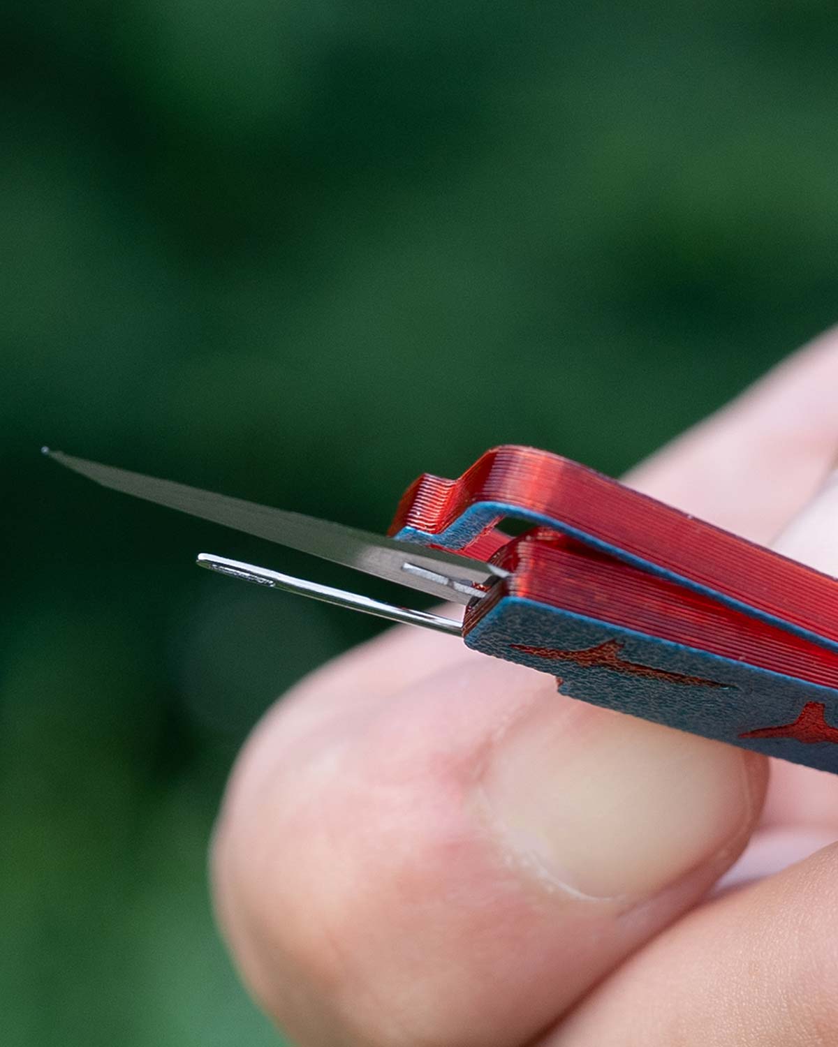 Gear Swifts Scalpel No.11 Sewing Kit｜ロックシステムのディテール（Blue / Red）