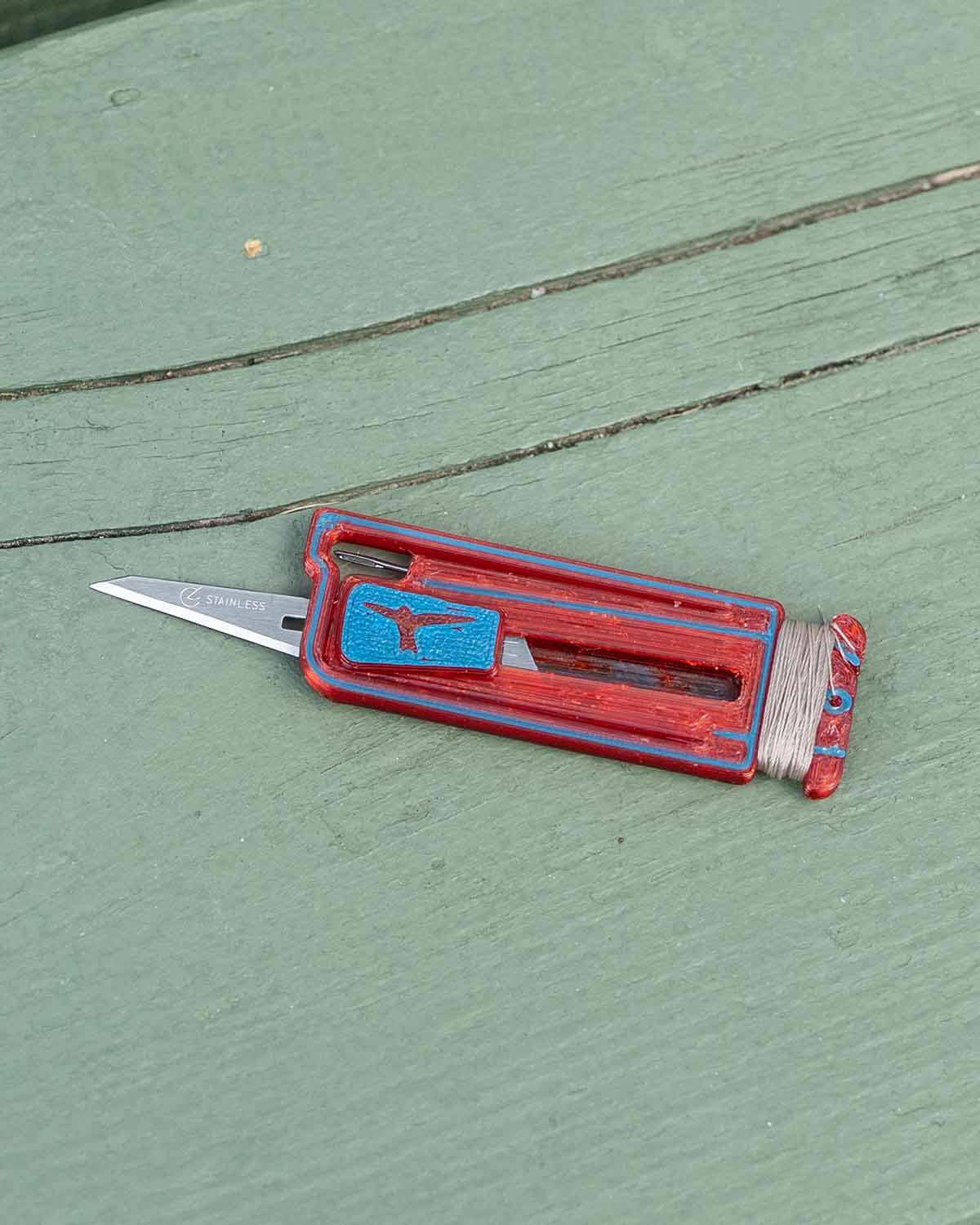 Gear Swifts Scalpel No.11 Sewing Kit｜ブレードを出した状態（Blue / Red）