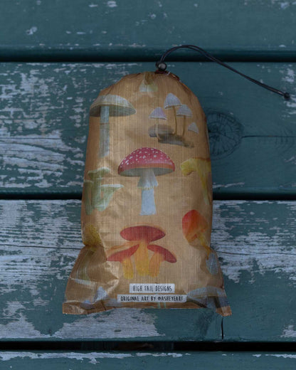 High Tail Designs Drawstring Sack｜Ash Ryan Botany Poster｜中身を入れた使用イメージ