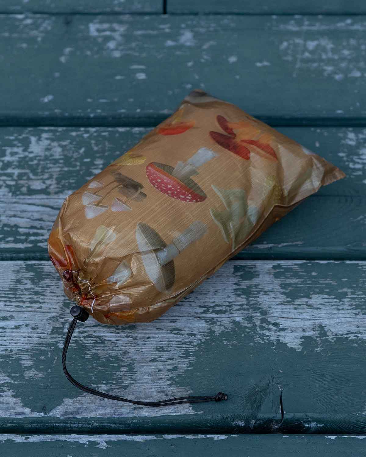 High Tail Designs Drawstring Sack｜Ash Ryan Botany Poster｜斜めから見た開閉部ディテール