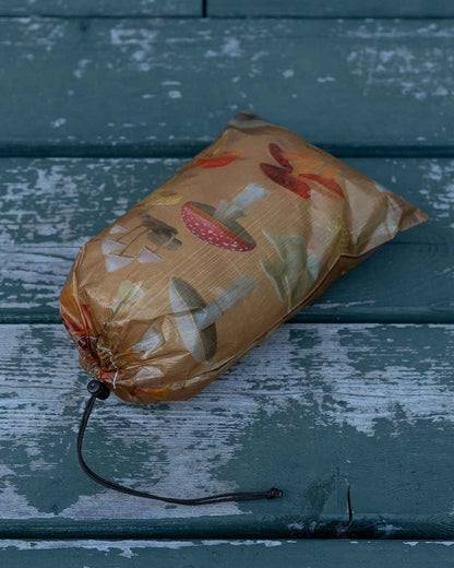 High Tail Designs Drawstring Sack｜Ash Ryan Botany Poster｜斜めから見た開閉部ディテール