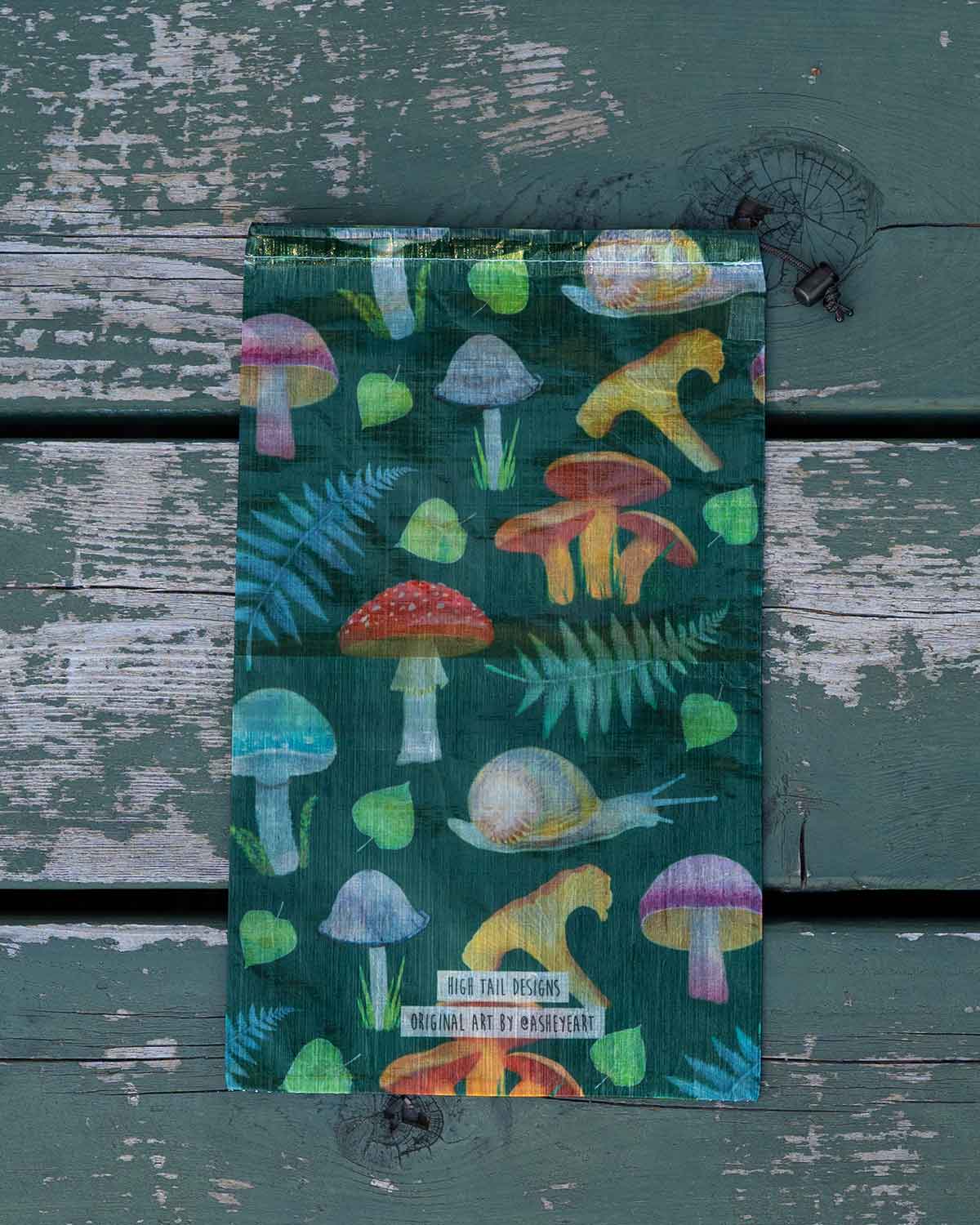 High Tail Designs Drawstring Sack｜Ash Ryan Forest Mushroom｜平置き プリント全体