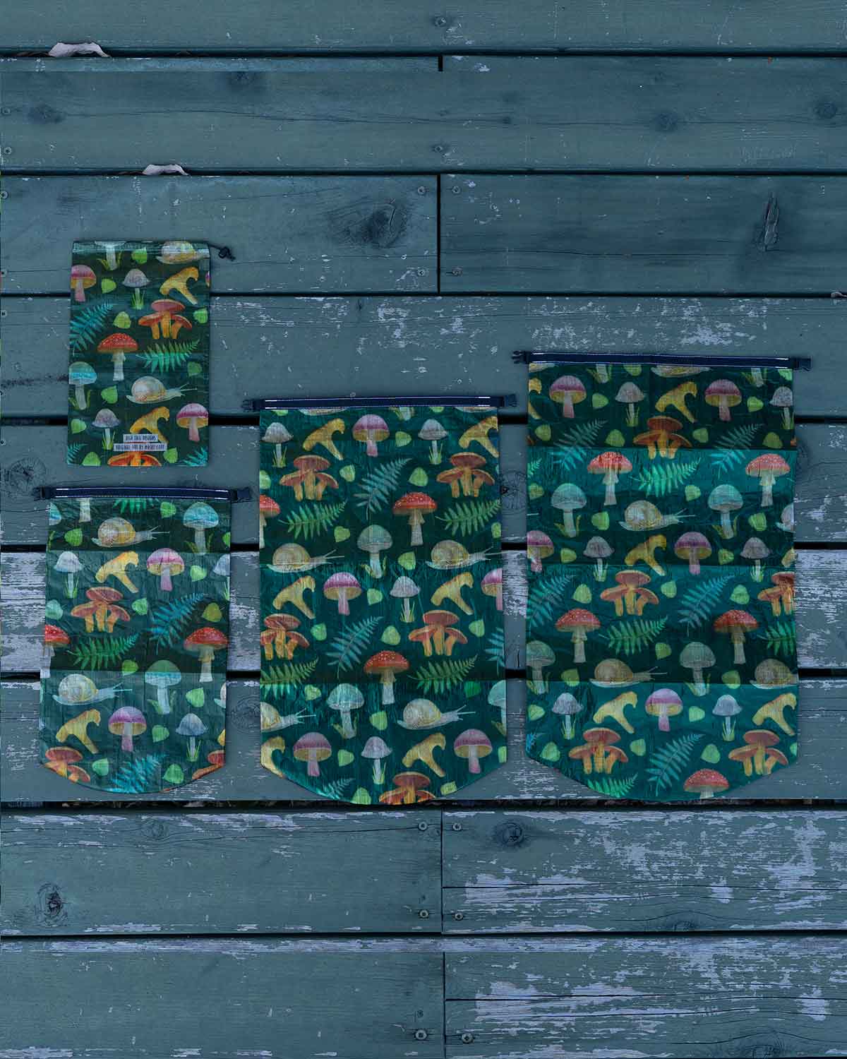 High Tail Designs Drawstring Sack｜Ash Ryan Forest Mushroom｜ロールトップスタッフサックとのサイズ比較（平置き）