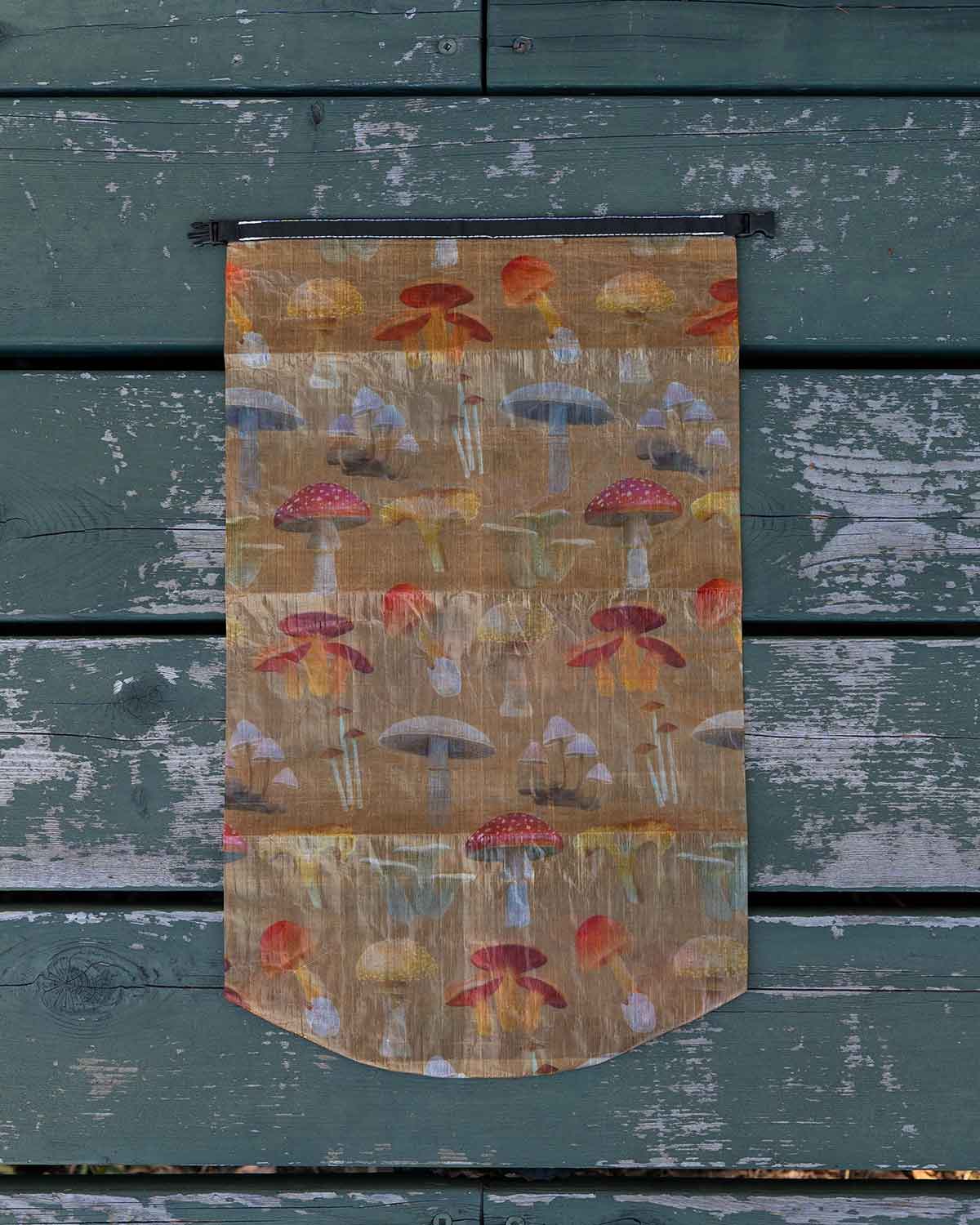 High Tail Designs Roll-Top Stuff Sack｜Ash Ryan Botany Poster｜Medium サイズ 平置き