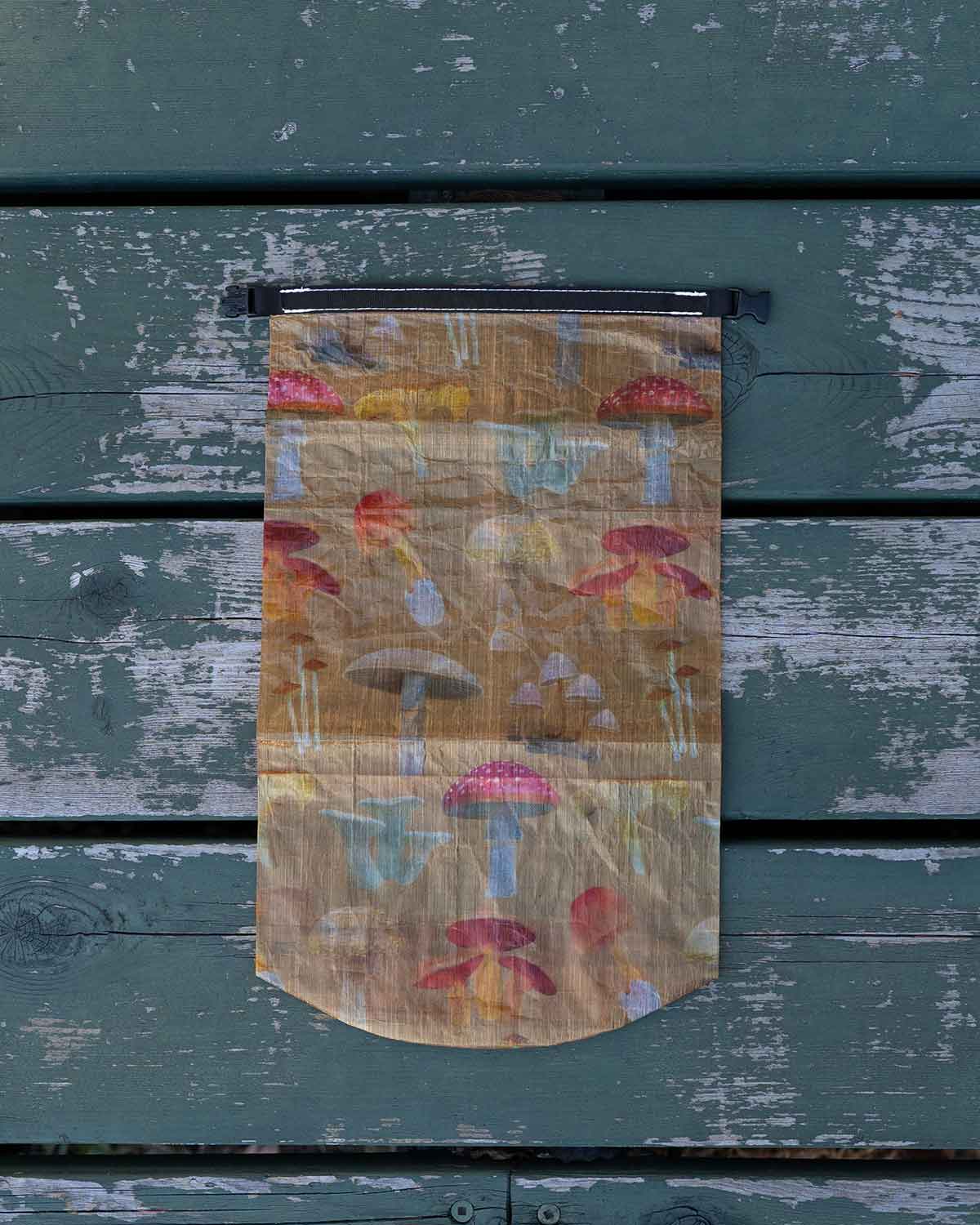 High Tail Designs Roll-Top Stuff Sack｜Ash Ryan Botany Poster｜Small サイズ 平置き