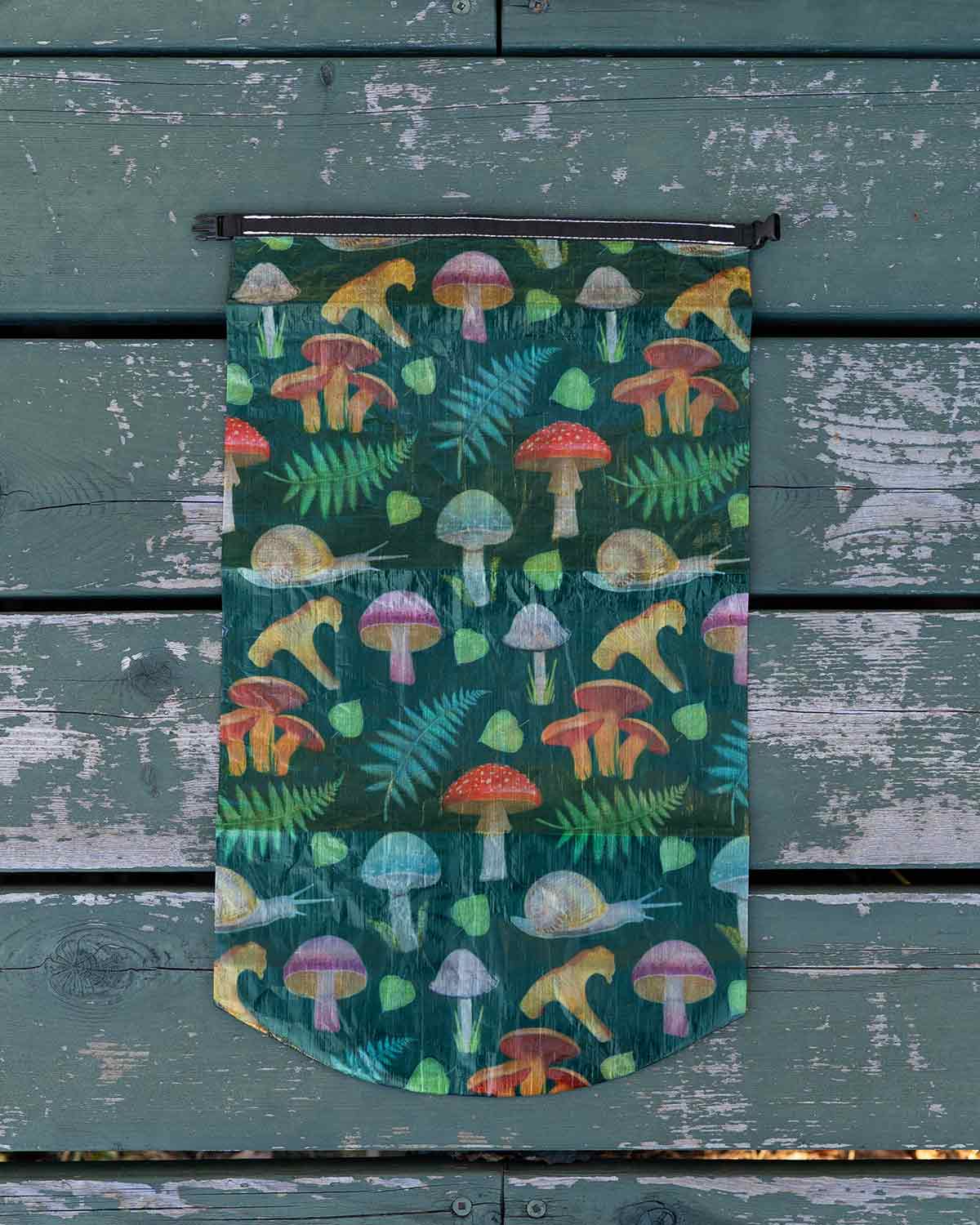 High Tail Designs Roll-Top Stuff Sack｜Ash Ryan Forest Mushroom｜Medium サイズ 平置き