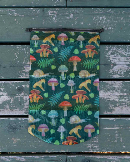 High Tail Designs Roll-Top Stuff Sack｜Ash Ryan Forest Mushroom｜Medium サイズ 平置き