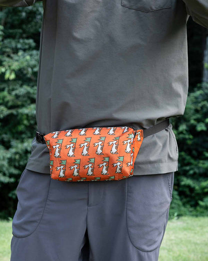 High Tail Designs The Ultralight Fanny Pack – TARCIT Limited｜Philly Orange 着用イメージ