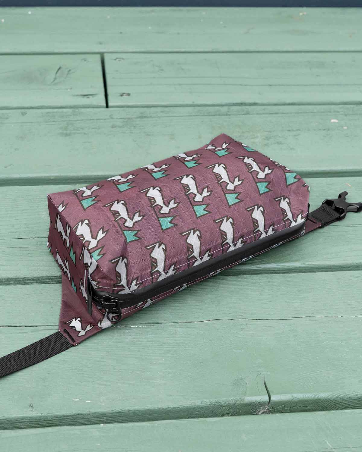 High Tail Designs The Ultralight Fanny Pack – TARCIT Limited｜Inadani Plum ジップのディテール