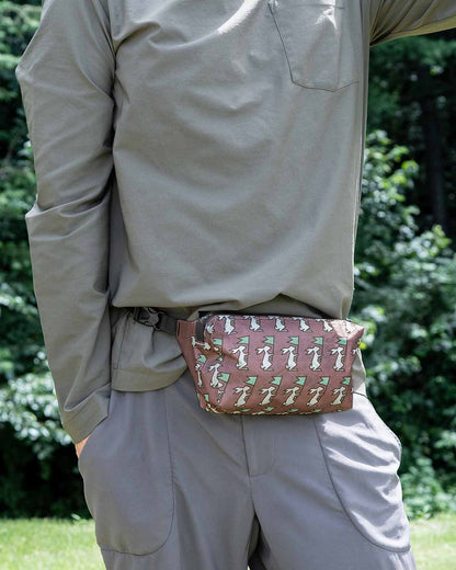 High Tail Designs The Ultralight Fanny Pack – TARCIT Limited｜Inadani Plum 着用イメージ