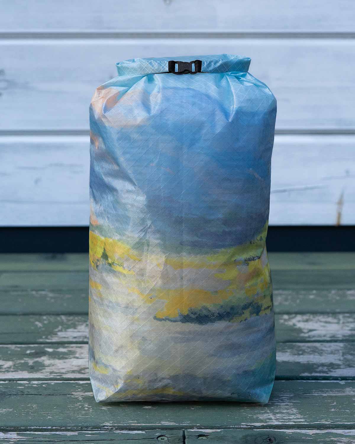 High Tail Designs TX50 Stuff Sacks Large｜Hannah Beimborn Pastel Meadows｜ロールトップスタッフサック使用イメージ