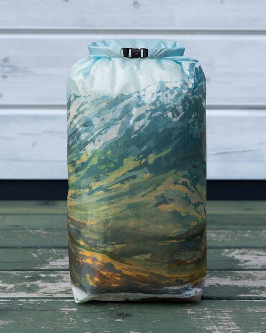 High Tail Designs TX50 Stuff Sacks Large｜Hannah Beimborn Wilderness Stay｜ロールトップスタッフサック使用イメージ