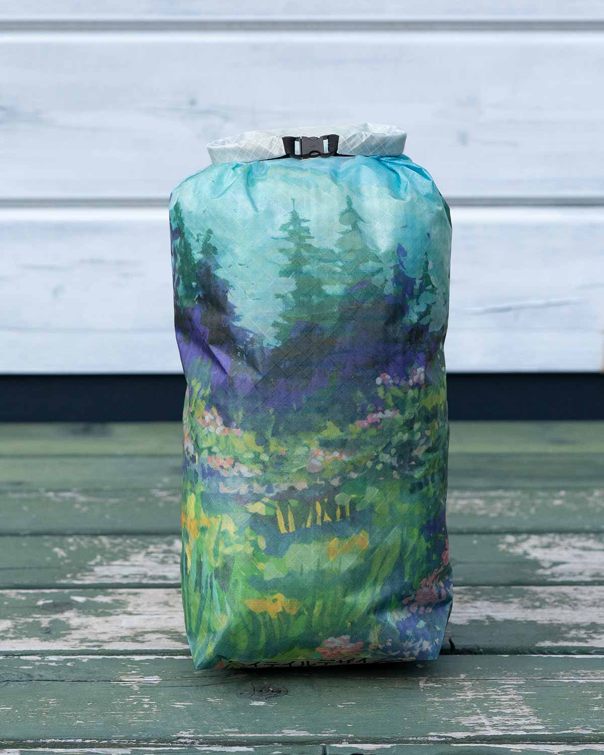 High Tail Designs TX50 Stuff Sacks Medium｜Hannah Beimborn Appalachian Blues｜ロールトップスタッフサック使用イメージ