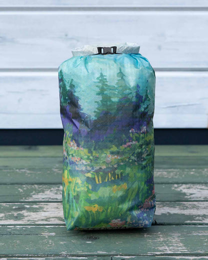 High Tail Designs TX50 Stuff Sacks Medium｜Hannah Beimborn Appalachian Blues｜ロールトップスタッフサック使用イメージ