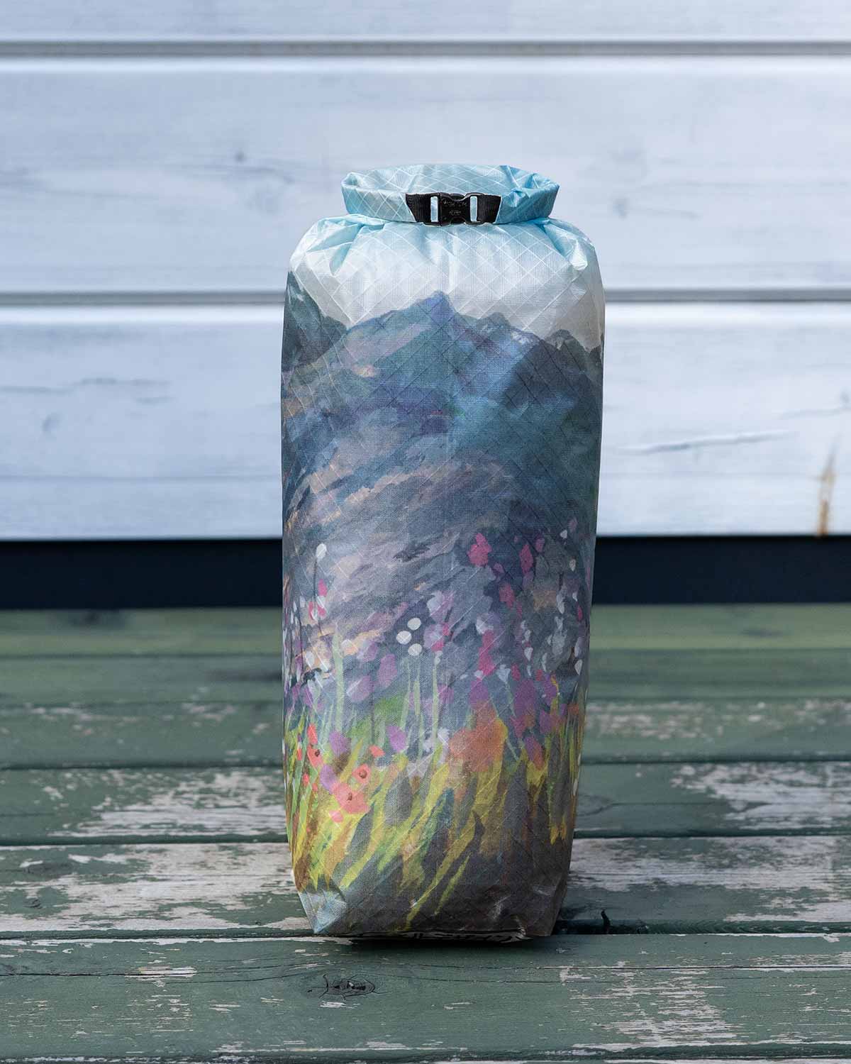 High Tail Designs TX50 Stuff Sacks Small｜Hannah Beimborn Mountain Flora｜ロールトップスタッフサック使用イメージ