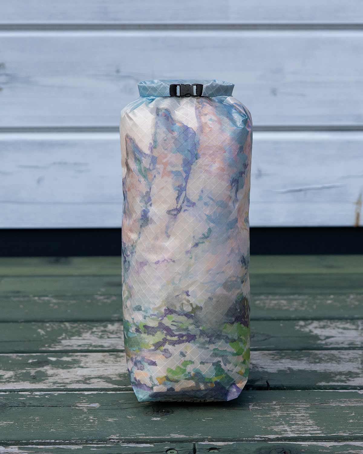 High Tail Designs TX50 Stuff Sacks Small｜Hannah Beimborn Sky Pond｜ロールトップスタッフサック使用イメージ