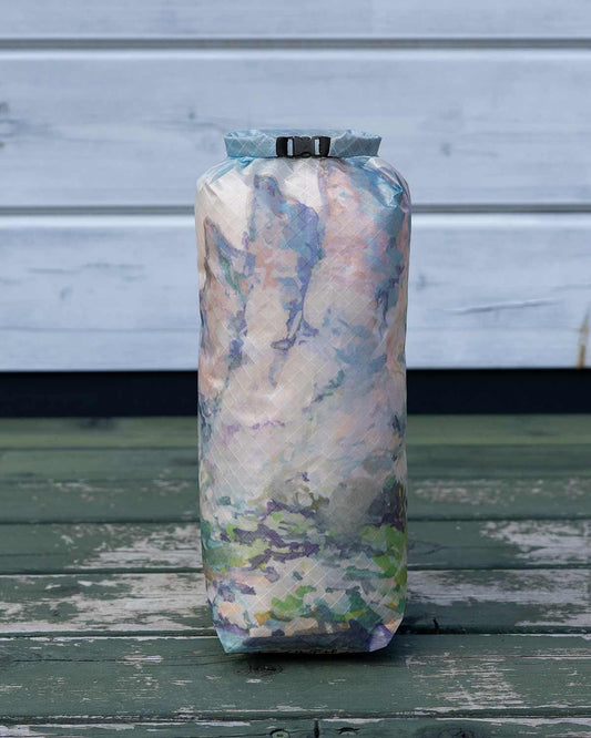 High Tail Designs TX50 Stuff Sacks Small｜Hannah Beimborn Sky Pond｜ロールトップスタッフサック使用イメージ