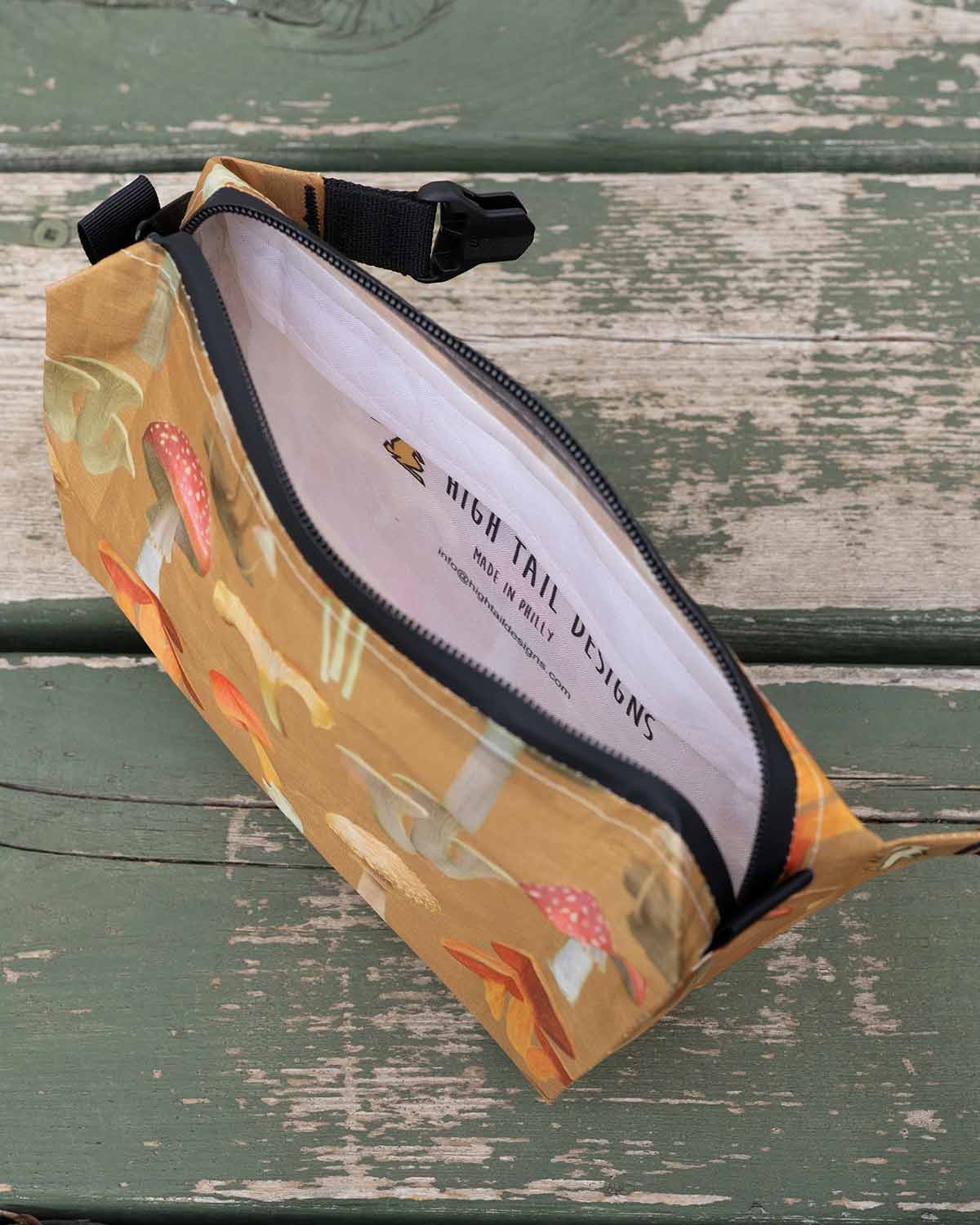 High Tail Designs Ultralight Fanny Pack｜Ash Ryan Botany Poster｜内面ディテール