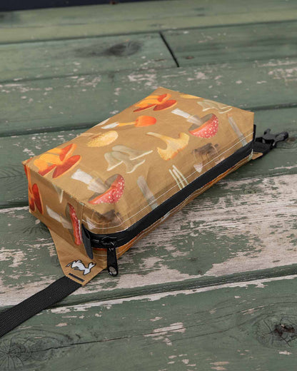 High Tail Designs｜Ultralight Fanny Pack｜Ash Ryan Botany Poster｜上部ジッパー部分のディテール