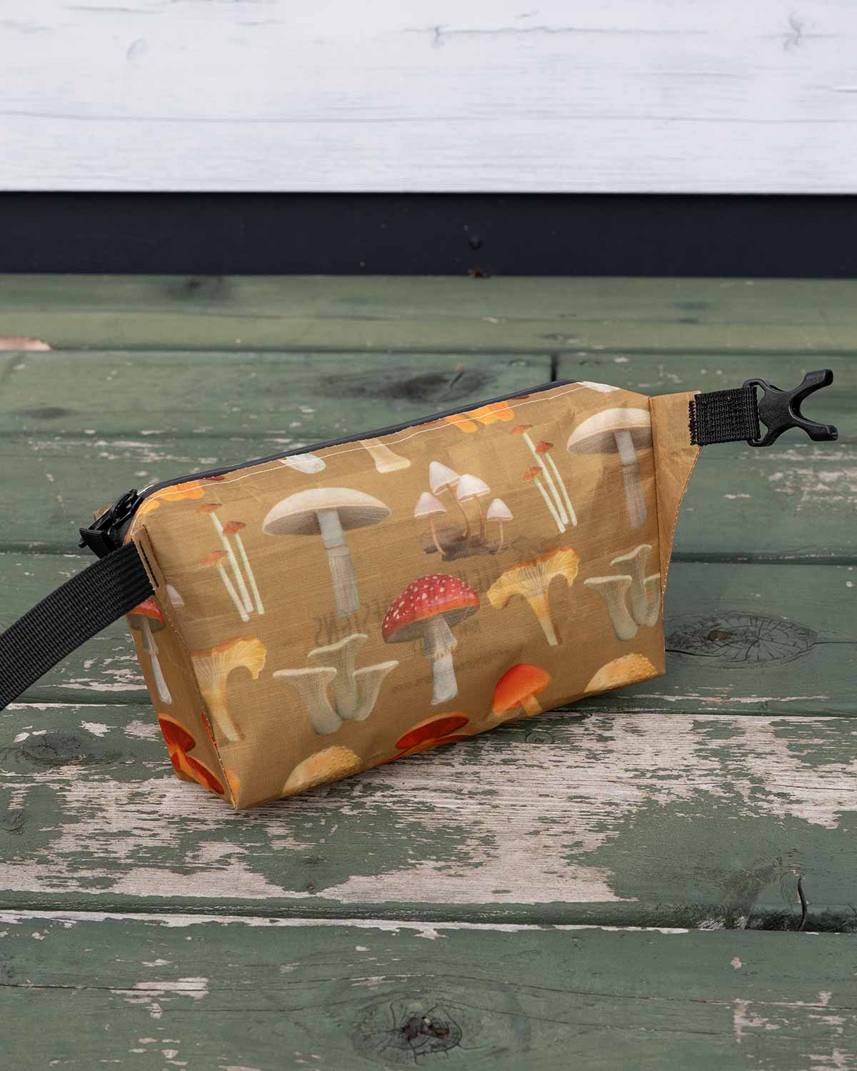 High Tail Designs｜Ultralight Fanny Pack｜Ash Ryan Botany Poster｜背面