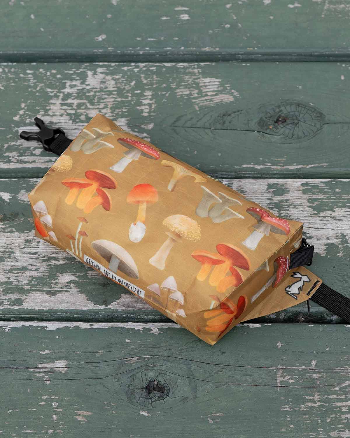 High Tail Designs Ultralight Fanny Pack｜Ash Ryan Botany Poster｜DCFモデル 製品外観