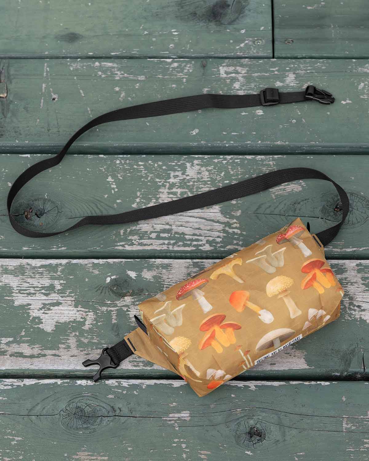 High Tail Designs Ultralight Fanny Pack｜Ash Ryan Botany Poster｜DCFモデル ストラップ全体（製品外観）