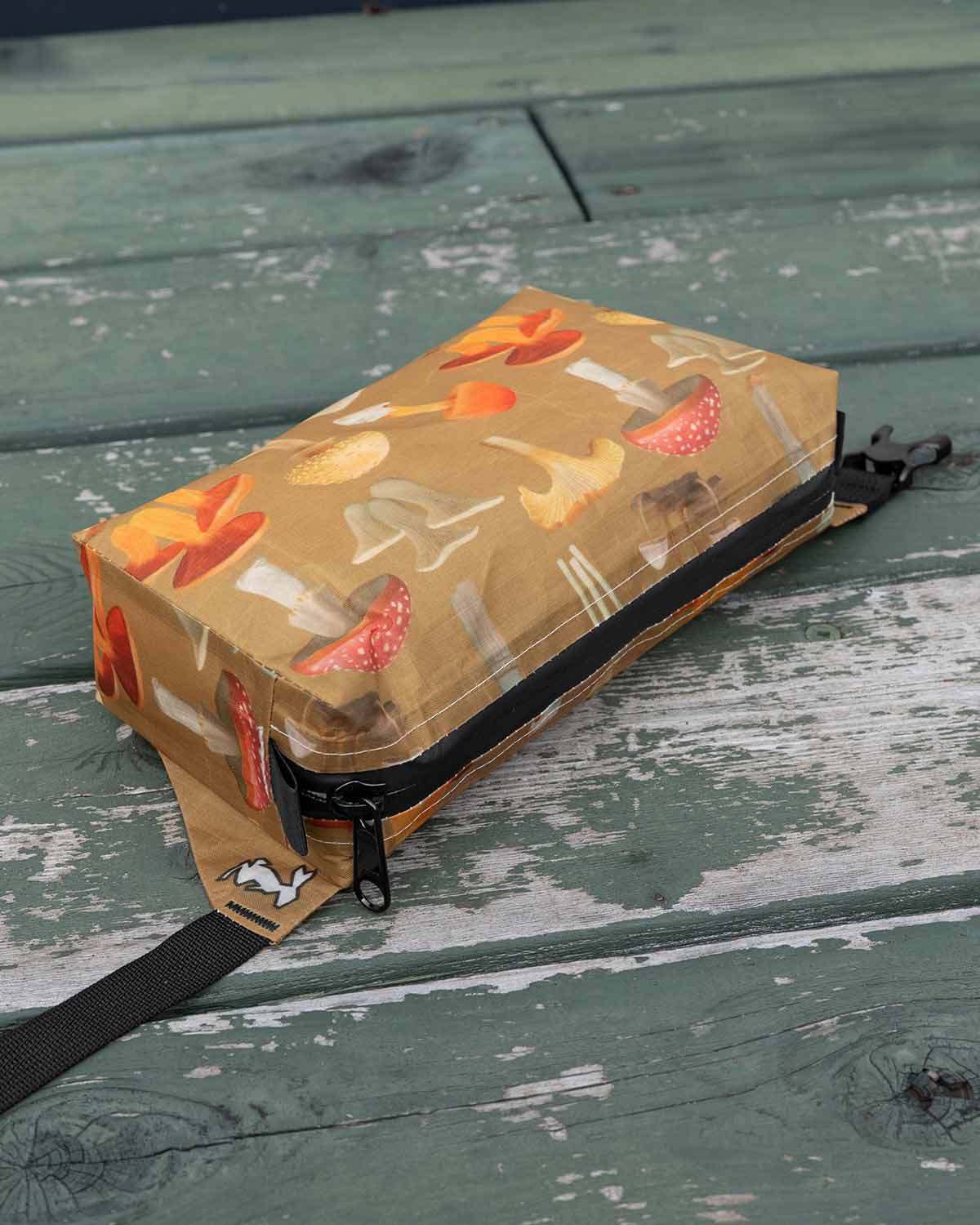 High Tail Designs Ultralight Fanny Pack｜Ash Ryan Botany Poster｜DCFモデル 上部ジッパー部分のディテール