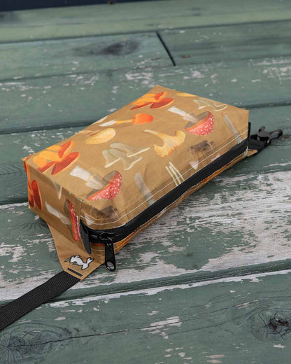 High Tail Designs Ultralight Fanny Pack｜Ash Ryan Botany Poster｜DCFモデル 上部ジッパー部分のディテール