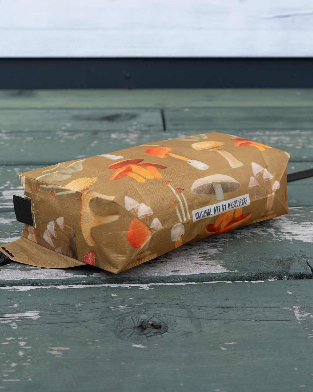 High Tail Designs Ultralight Fanny Pack｜Ash Ryan Botany Poster｜DCFモデル 下部ディテール