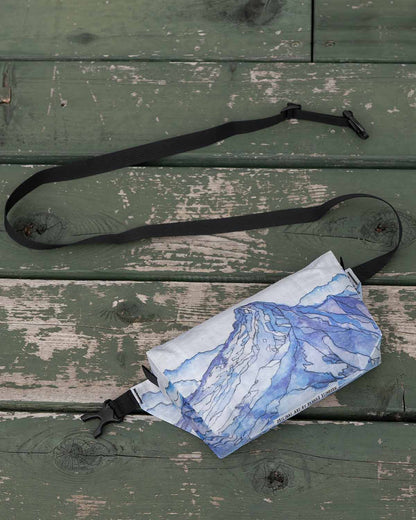High Tail Designs｜Ultralight Fanny Pack｜Hannah Beimborn Snow Peak｜ストラップ全体が分かる使用イメージ