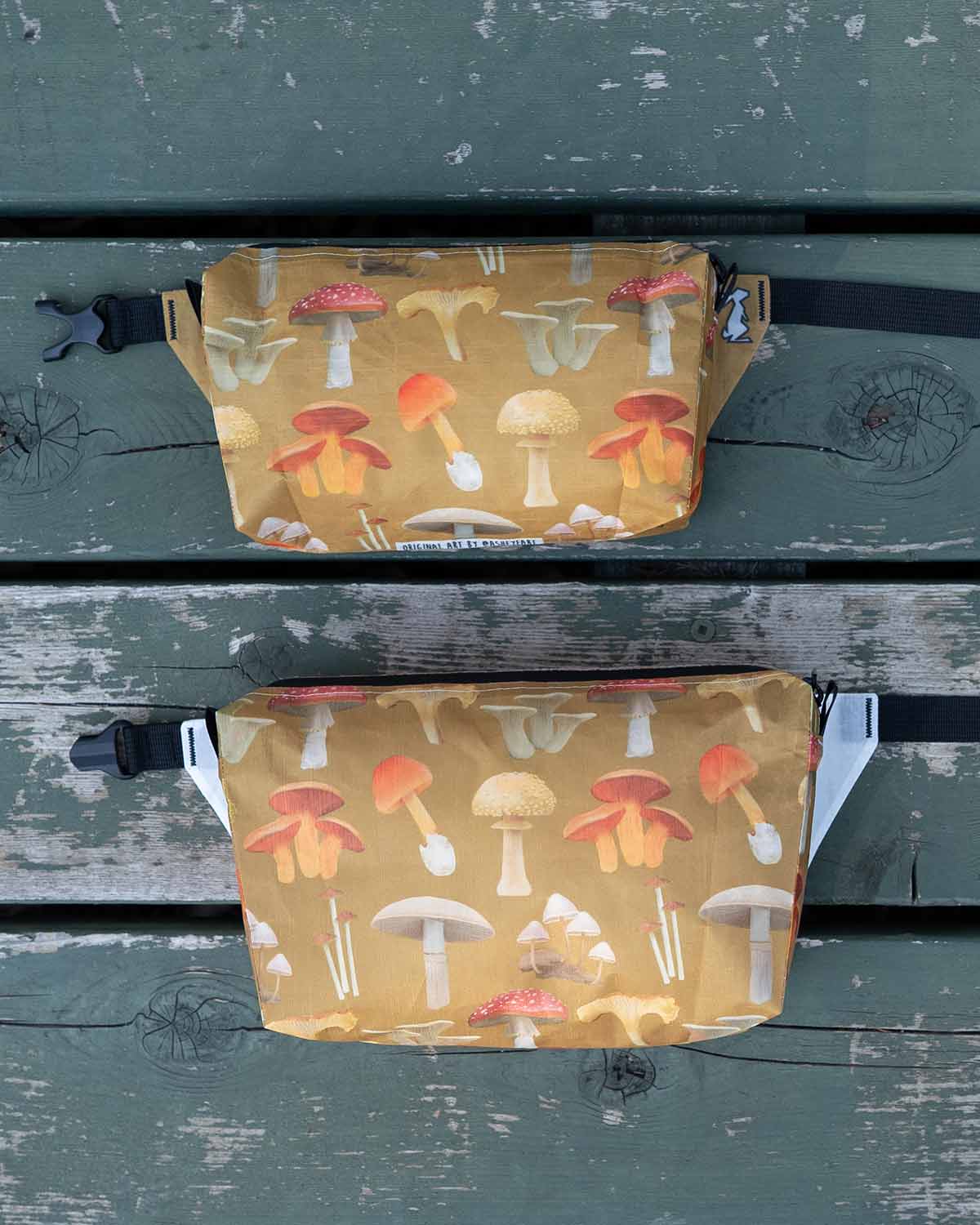 High Tail Designs Ultralight Fanny Pack｜1Lと2Lのサイズ比較（Ash Ryan Botany Poster／参考画像）