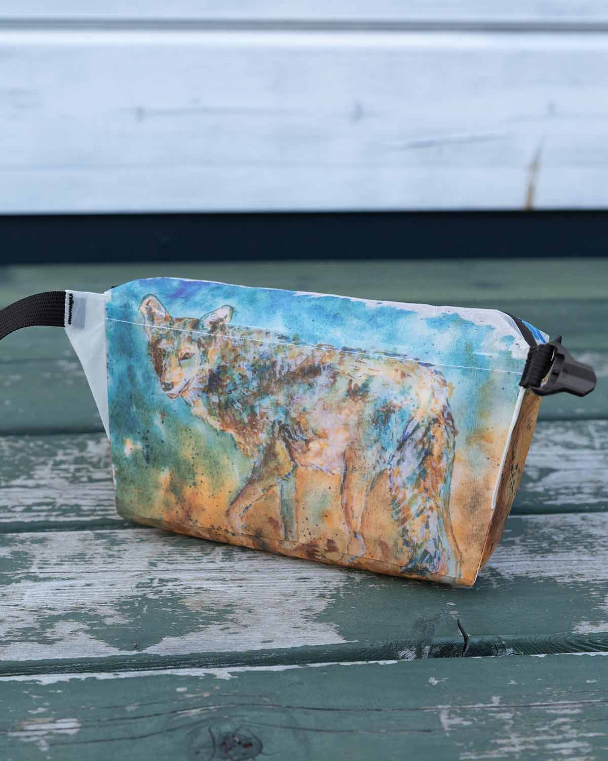 High Tail Designs Ultralight Fanny Pack v1.5｜Andrew Marshall Coyote｜DCFモデル 背面ポケット ディテール