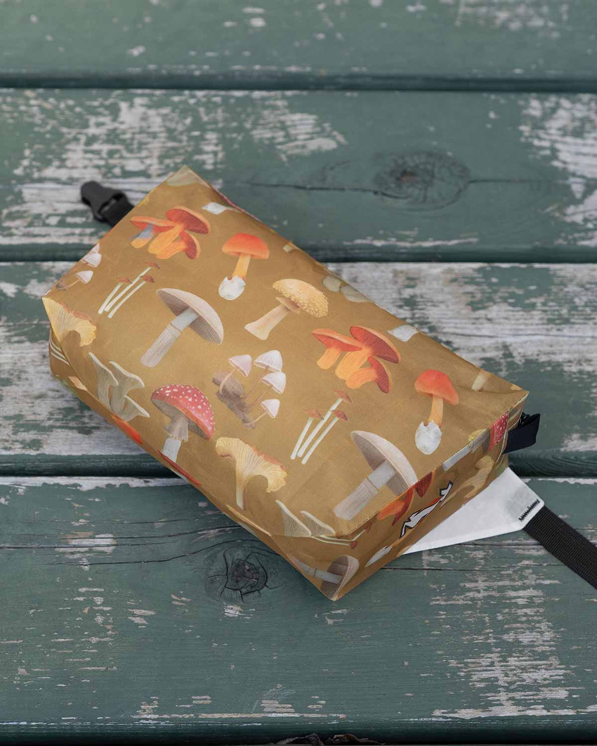 High Tail Designs Ultralight Fanny Pack v1.5｜Ash Ryan Botany Poster｜DCFモデル 製品外観