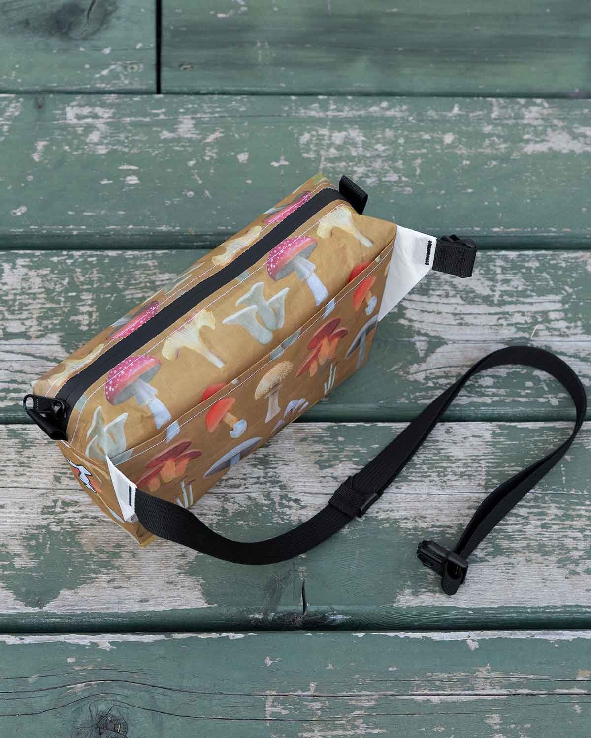 High Tail Designs Ultralight Fanny Pack v1.5｜Ash Ryan Botany Poster｜背面ビュー（DCFモデル）