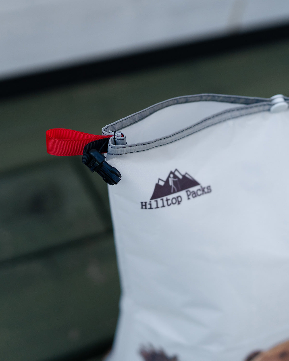 Hilltop Packs Food Bag Fun Print Bear Large｜製品ディテール画像｜ハンギングループ部分（Bear Print）