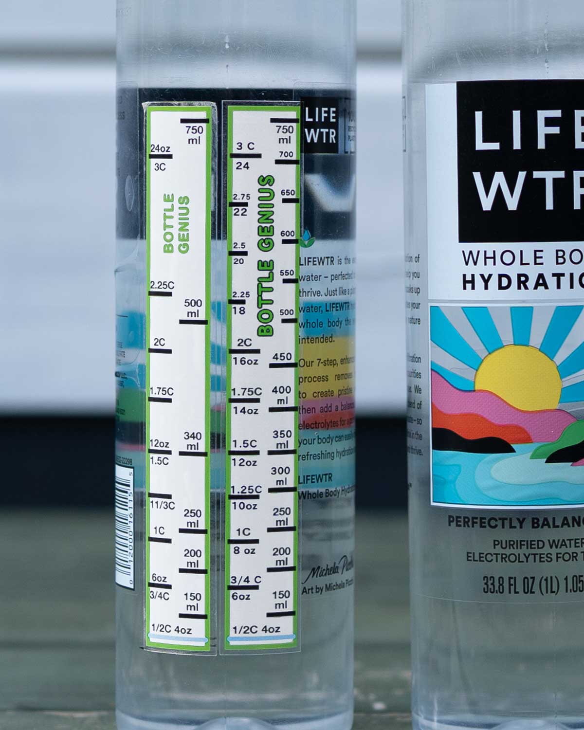 HYKLYF Bottle Genius 2種類（Aタイプ・Bタイプ）の比較画像とLIFEWTRボトル 拡大