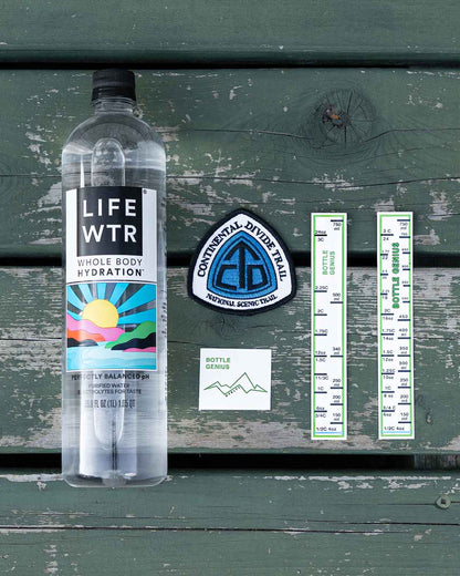 HYKLYF Bottle Genius Thru-Hikers Set with LIFEWTR のセット内容（ボトルジーニアス、LIFEWTR 1L ボトル、CDT公式ワッペン）