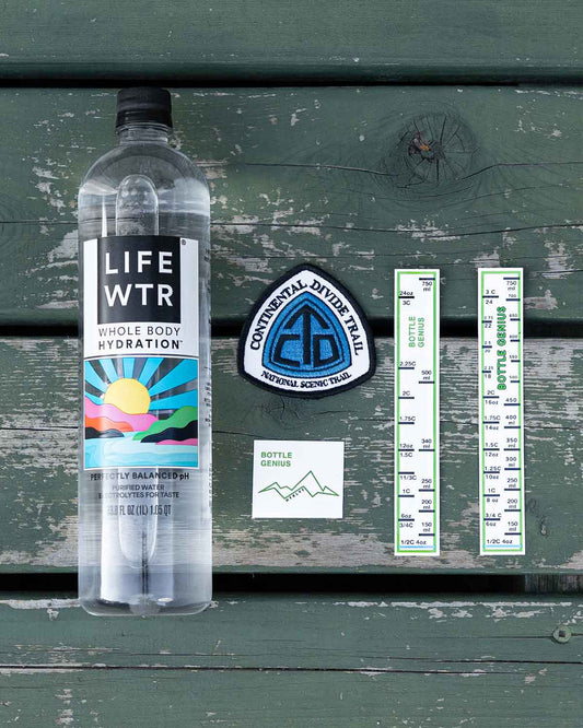 HYKLYF Bottle Genius Thru-Hikers Set with LIFEWTR のセット内容（ボトルジーニアス、LIFEWTR 1L ボトル、CDT公式ワッペン）