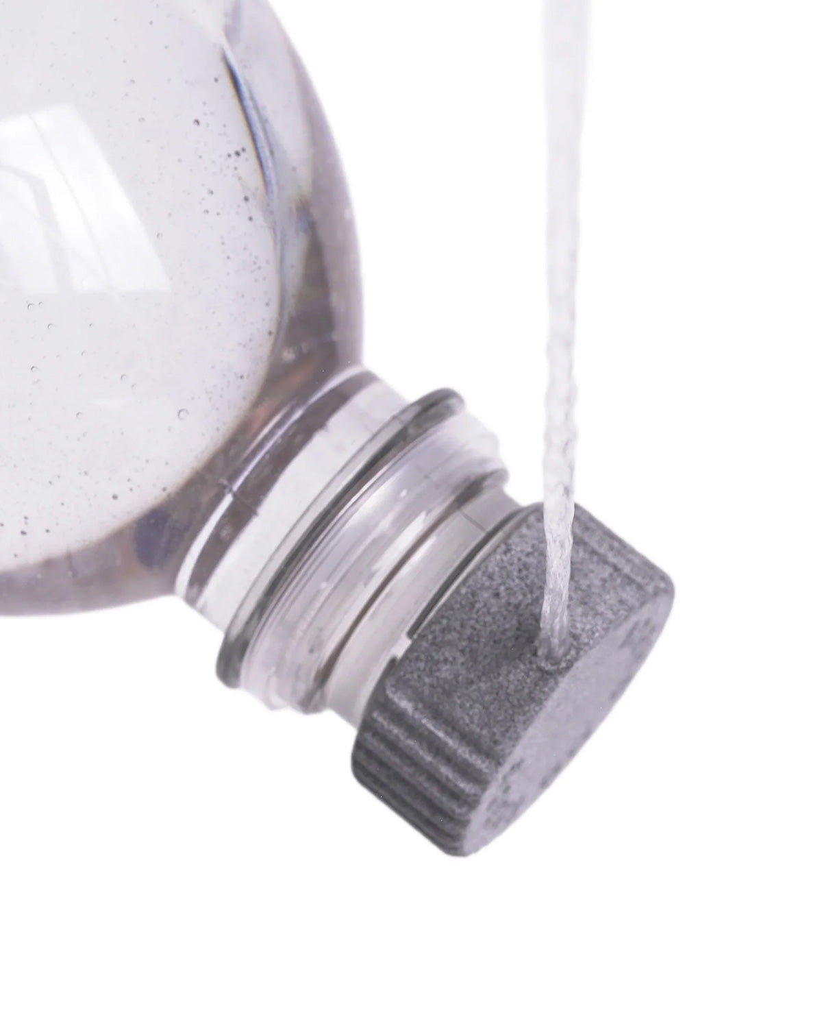 Igneous Bottle Cap Bidet｜公式使用イメージ 水の噴射シーン
