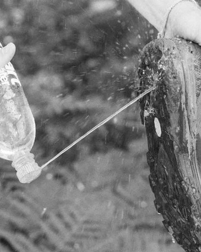 Igneous Bottle Cap Bidet｜使用イメージ ボトル装着・水噴射で靴裏を洗浄