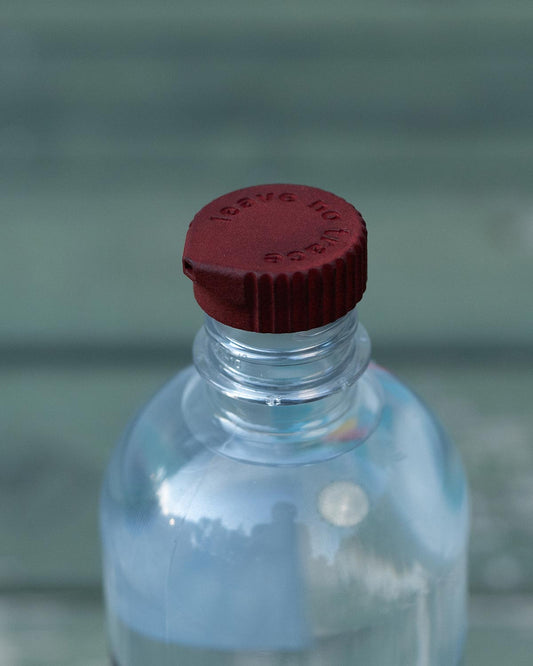 Igneous Bottle Cap Bidet｜使用イメージ（Magnetiteカラー・LIFEWTRボトル装着）