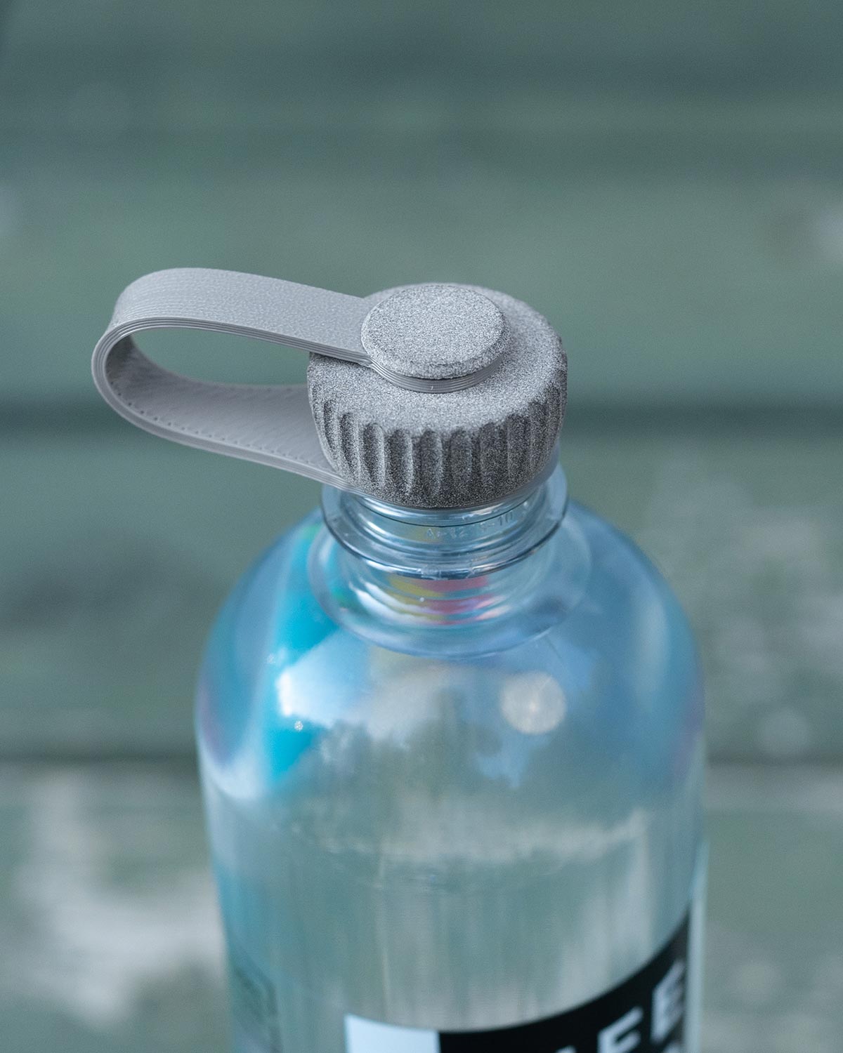 Igneous Cap & Tether｜使用イメージ｜Granite｜キャップ紛失防止、ボトル便利化キャップ