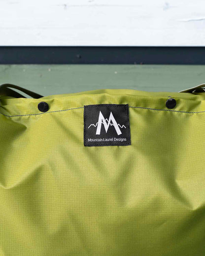 Mountain Laurel Designs GoGetItBag（Green）｜ロゴとスナップボタンのディテール
