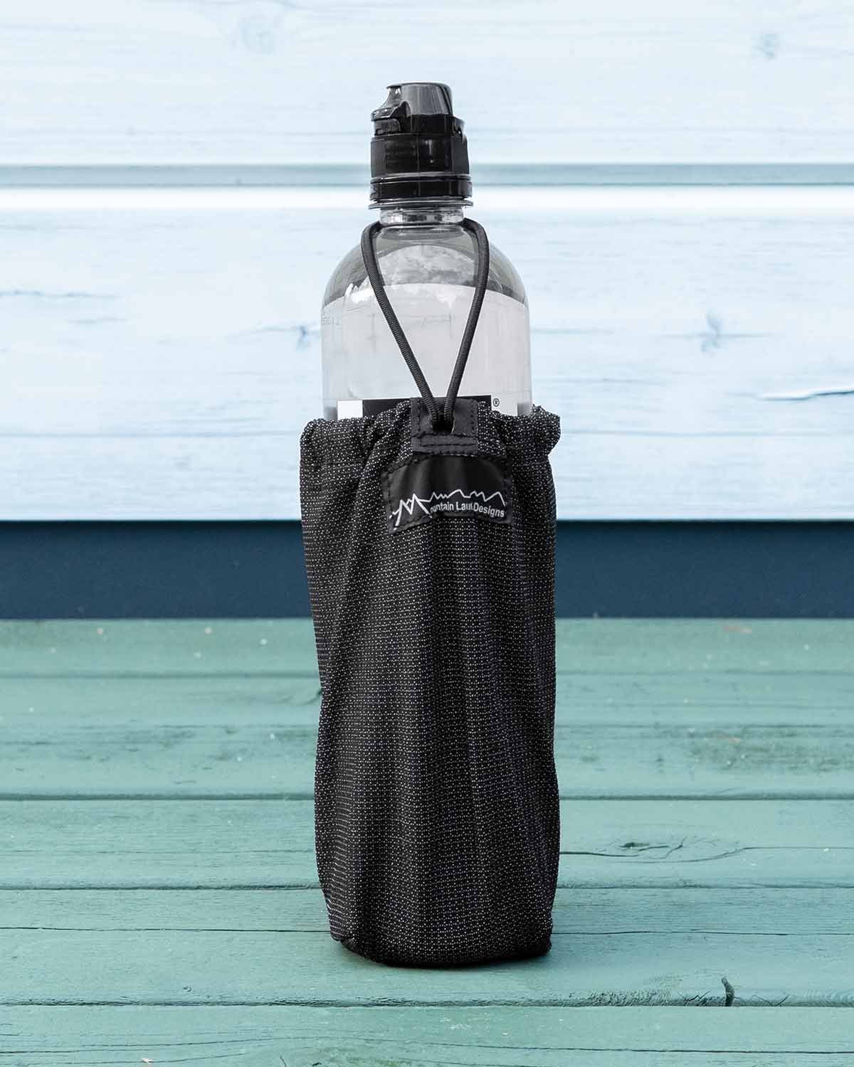 Mountain Laurel Designs Shoulder Bottle Pocket｜LIFEWTR 700mlボトルの収納イメージ